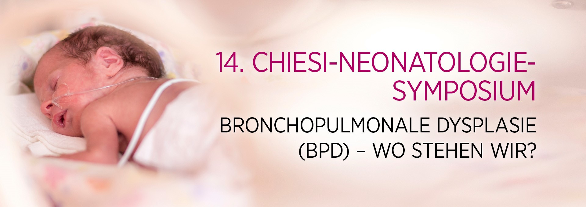Ein neugeborenes Baby liegt schlafend im Inkubator mit einer Sauerstoffsonde in der Nase. Der Text im Bild lautet: '14. Chiesi-Neonatologie-Symposium Bronchopulmonale Dysplasie (BPD) – Wo stehen wir?'