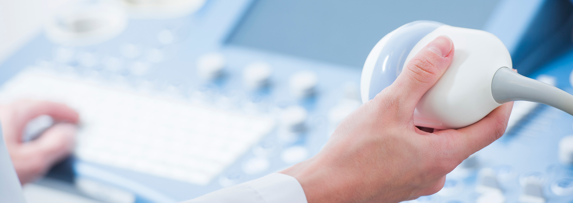 Eine Hand hält ein Ultraschallgerät