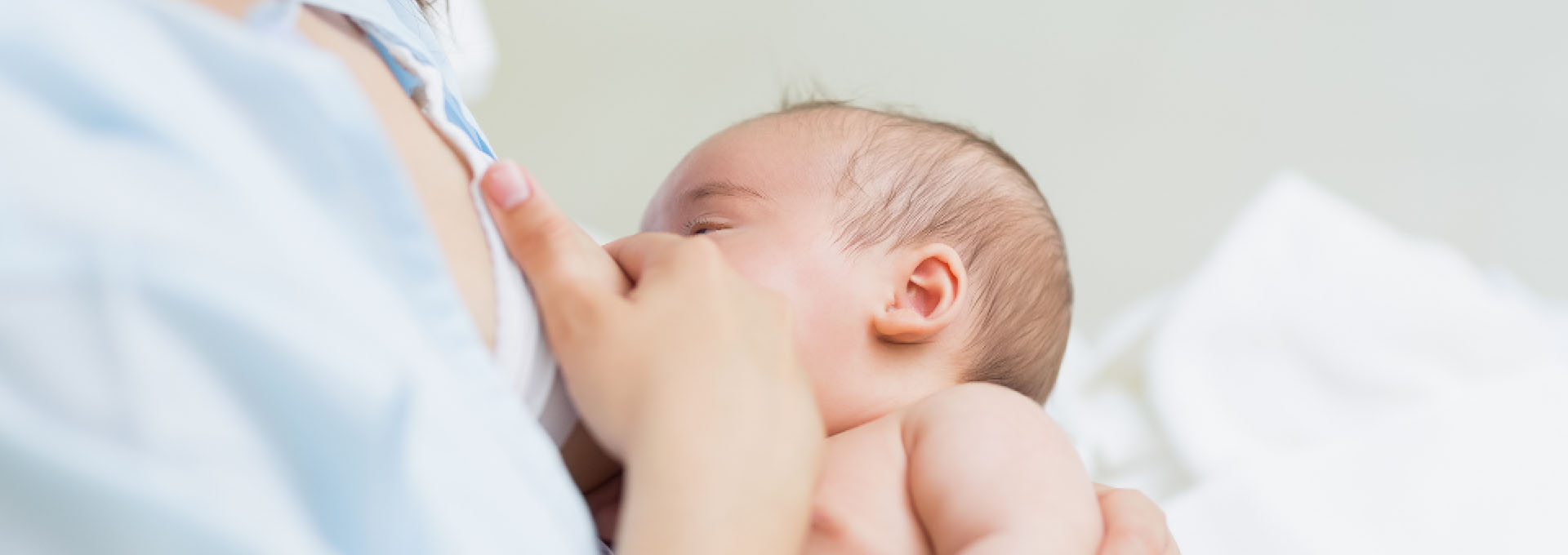 Ein Baby wird gestillt