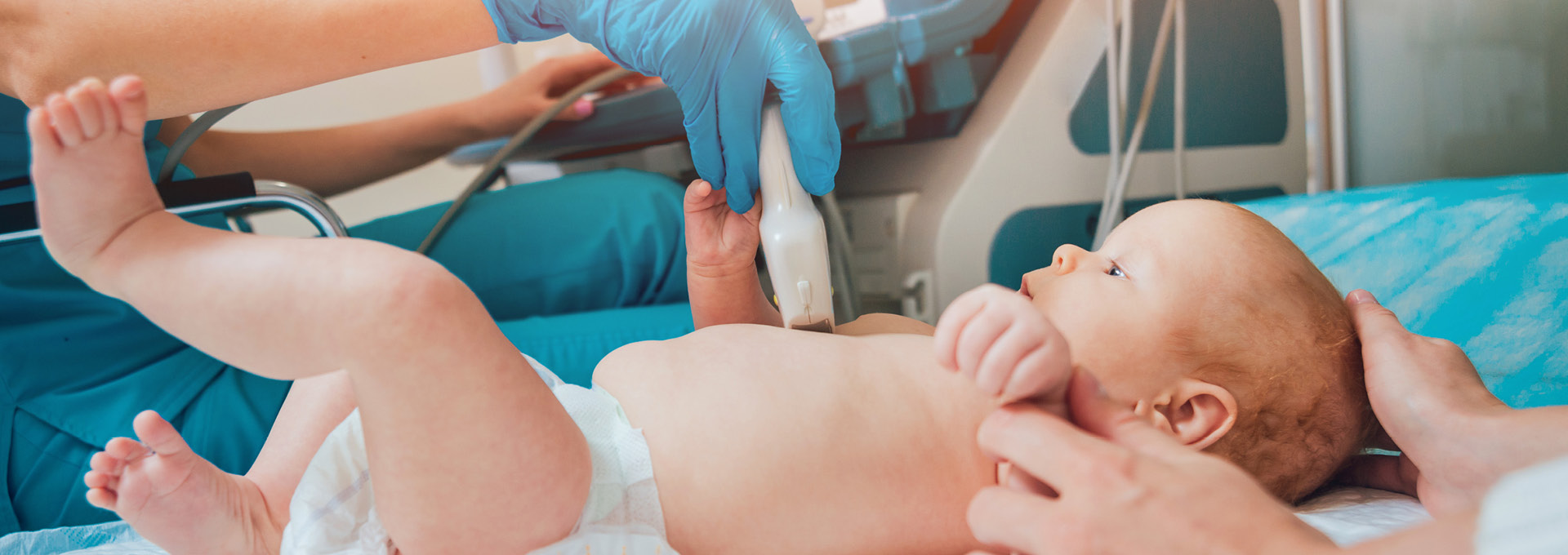 Bei einem Frühgeborenen wird ein Lungenultraschall durchgeführt.