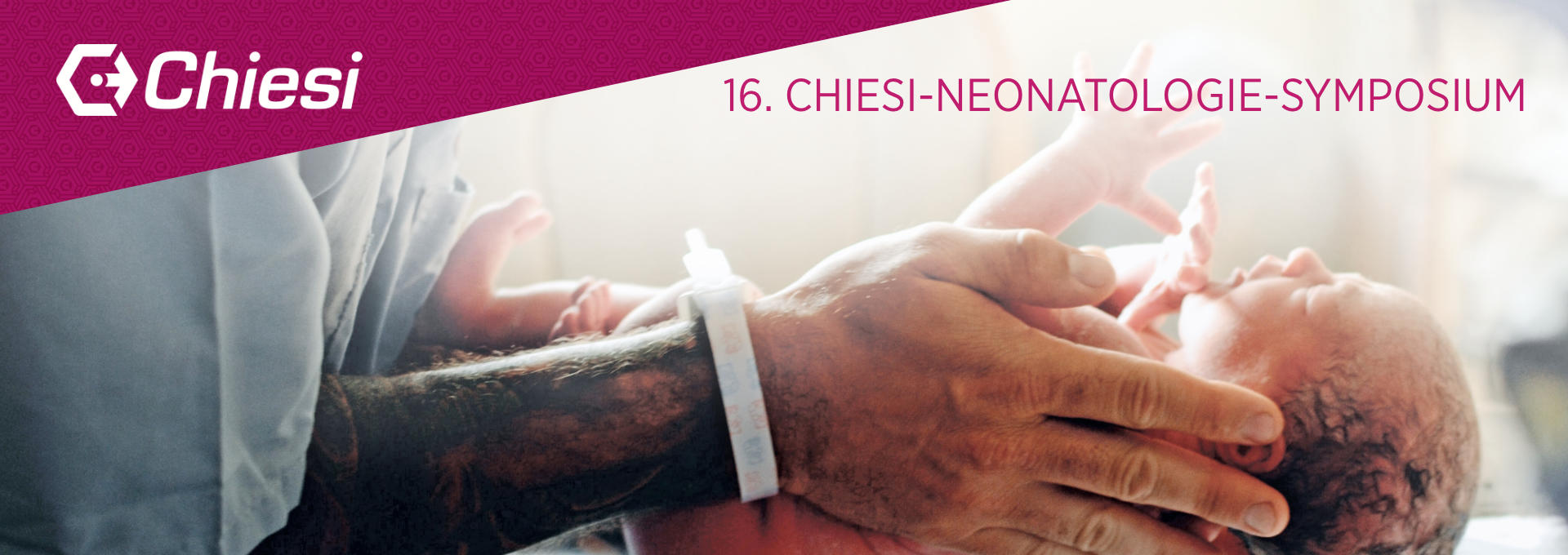 Banner des 16. Chiesi-Neonatologie-Symposiums mit dem Chiesi-Logo und einem Foto von Händen, die ein Neugeborenes halten.