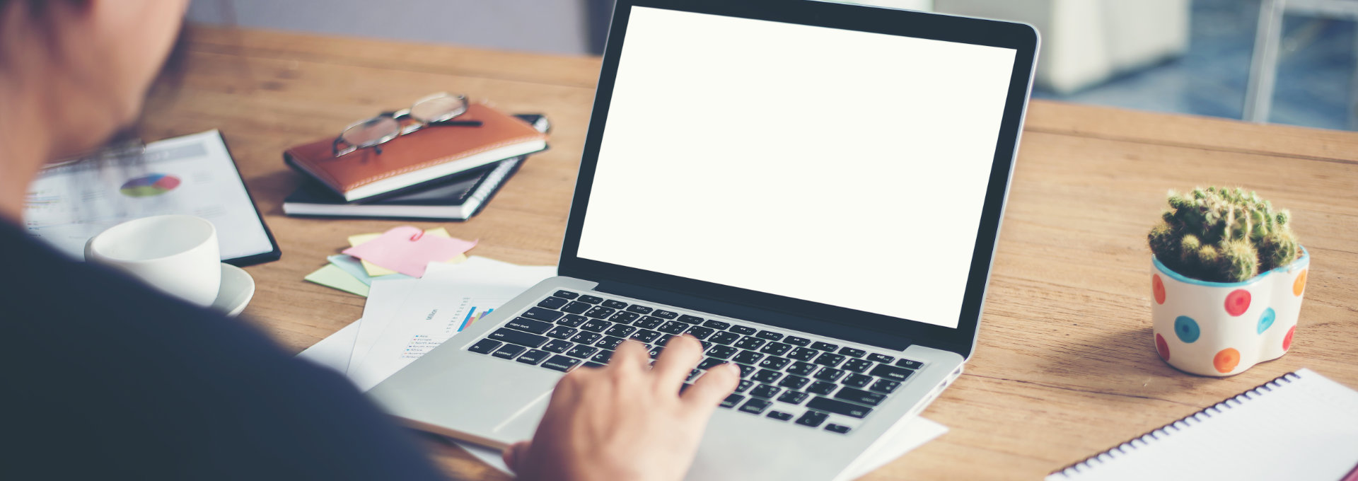 Ein Laptop wird bedient