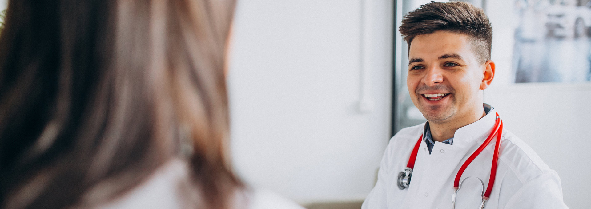 Ein Arzt, der eine Patientin anlächelt