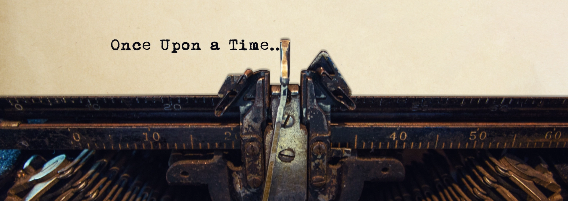 Schreibmaschine mit eingelegtem Blatt, darauf steht „Once upon a time…“