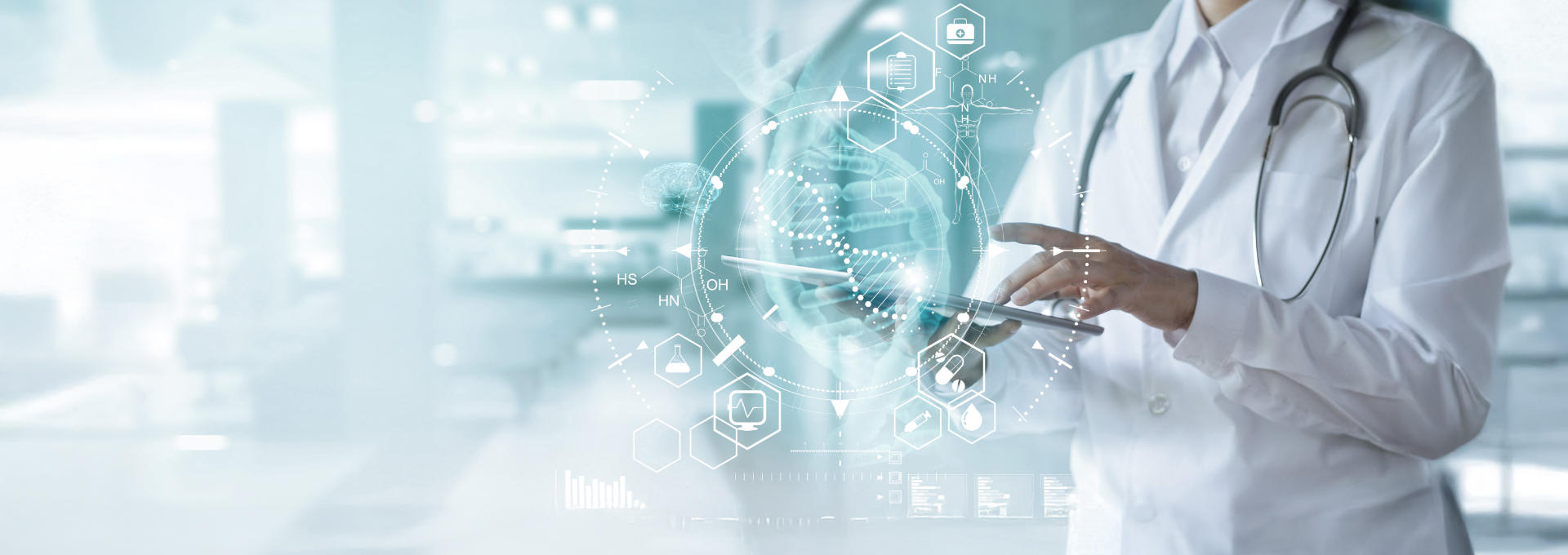 Eine Ärztin hält ein Tablet; darüber eine digitale Illustration einer DNA-Doppelhelix mit medizinischen Icons.