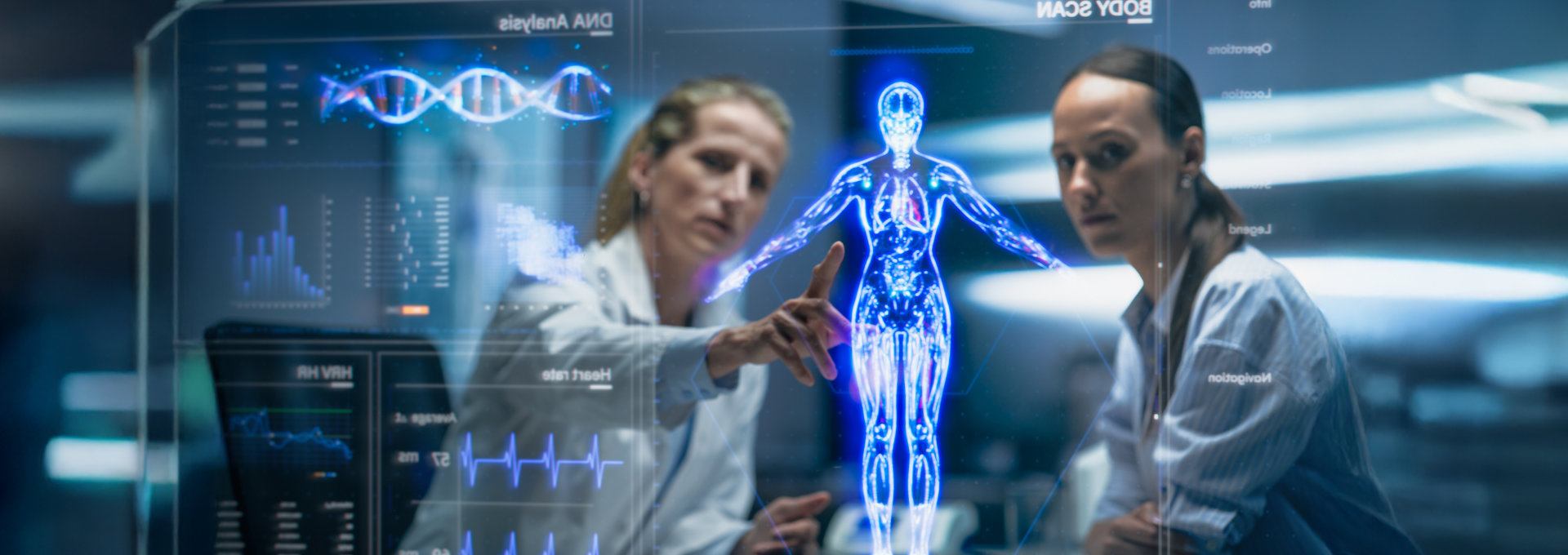 Zwei Ärztinnen analysieren an einem digitalen Bildschirm einen 3D-Körperscan sowie DNA- und Herzfrequenzdaten.