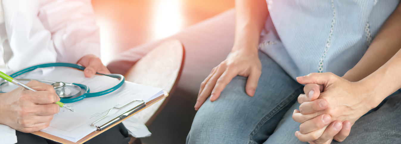 ein Arzt und Patienten, die sich an den Händen halten