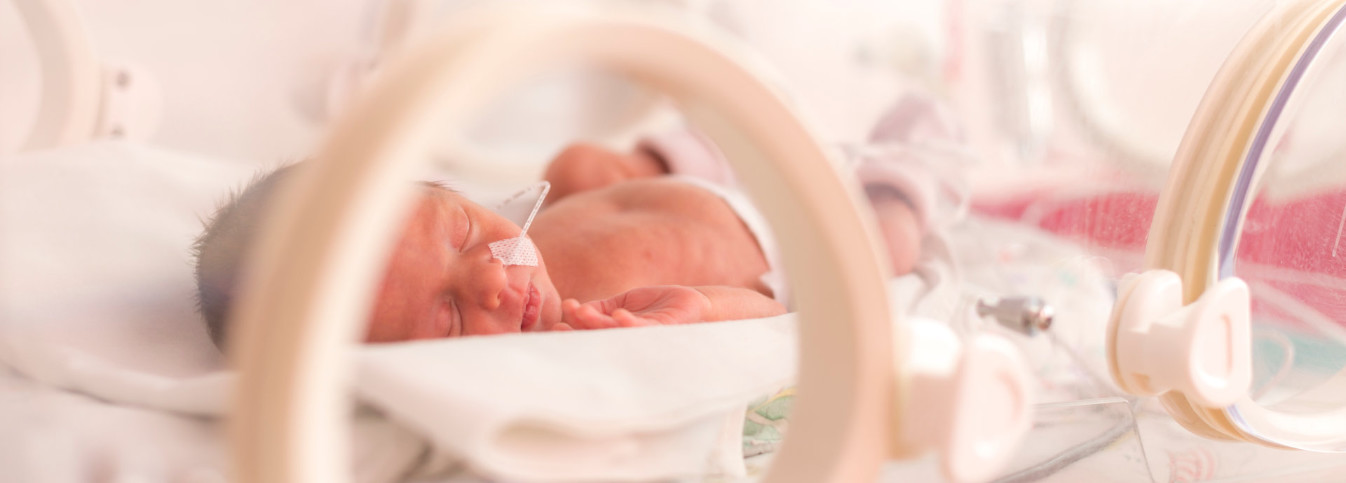 ein Baby in einem Krankenhausbett