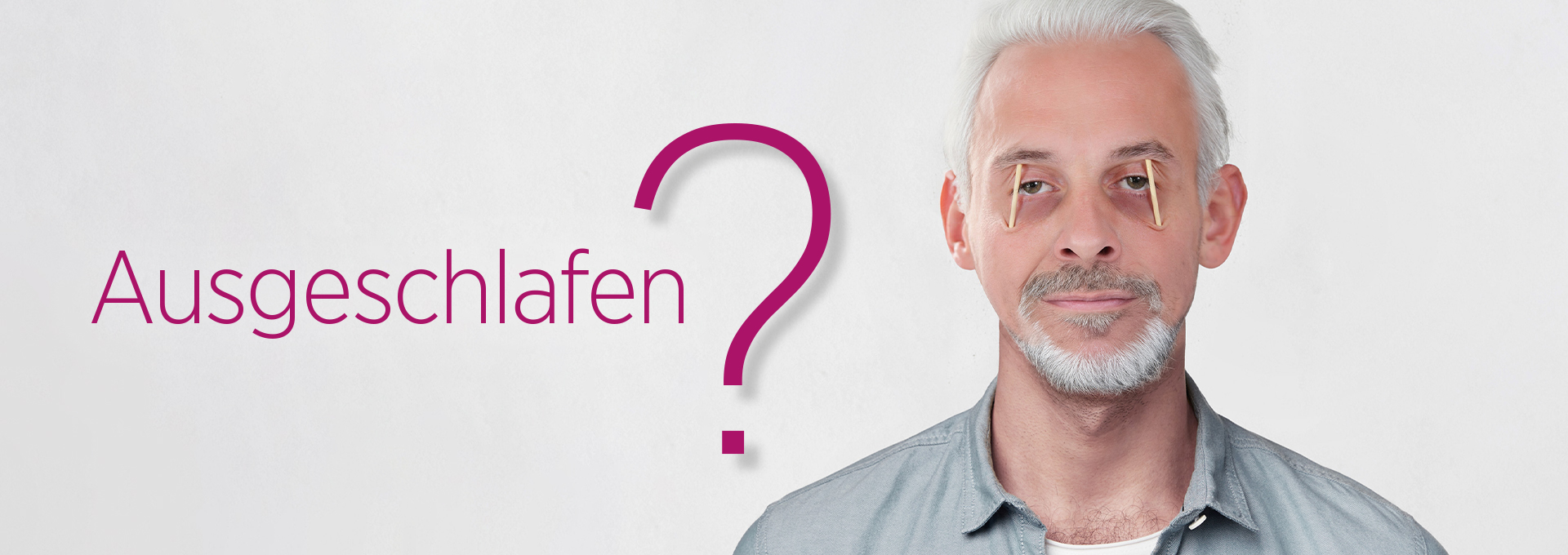 Ein älterer Mann mit weißen Haaren und Bart hat seine Augen mit Streichhölzern offen gehalten. Daneben steht der Text "Ausgeschlafen?" in lila Schrift.