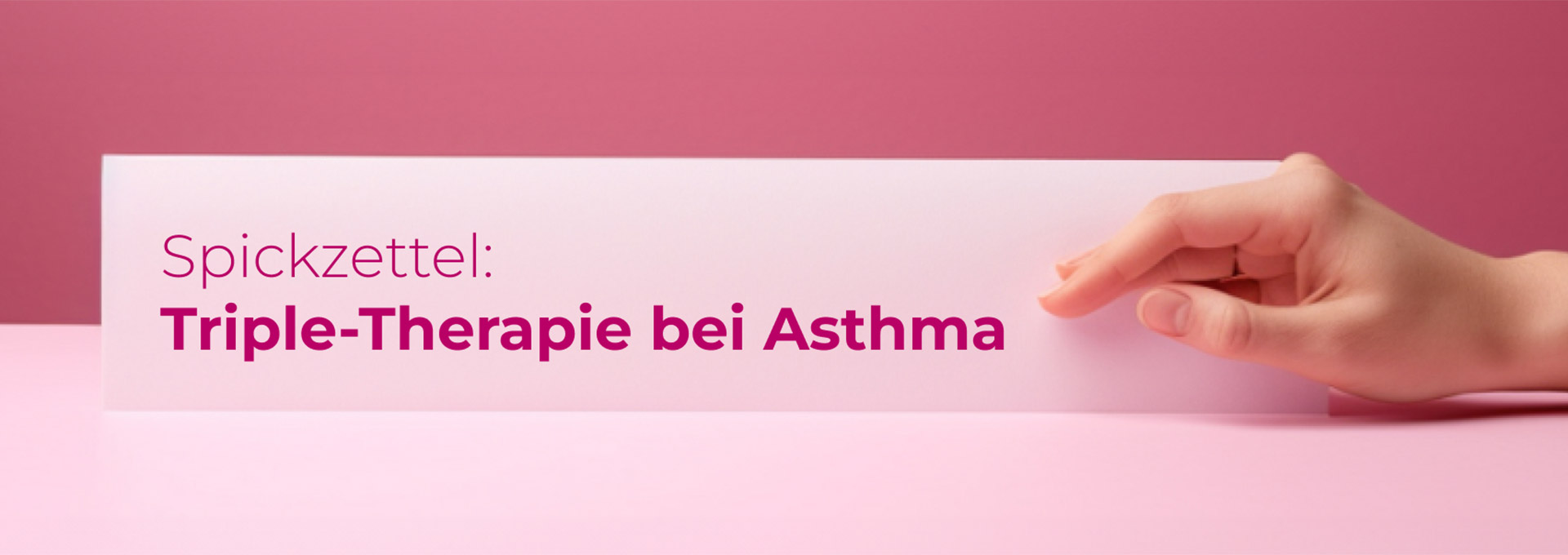 Eine Hand hält einen weißen Zettel vor einem rosafarbenen Hintergrund. Auf dem Zettel steht in magentafarbener Schrift: "Spickzettel: Triple-Therapie bei Asthma