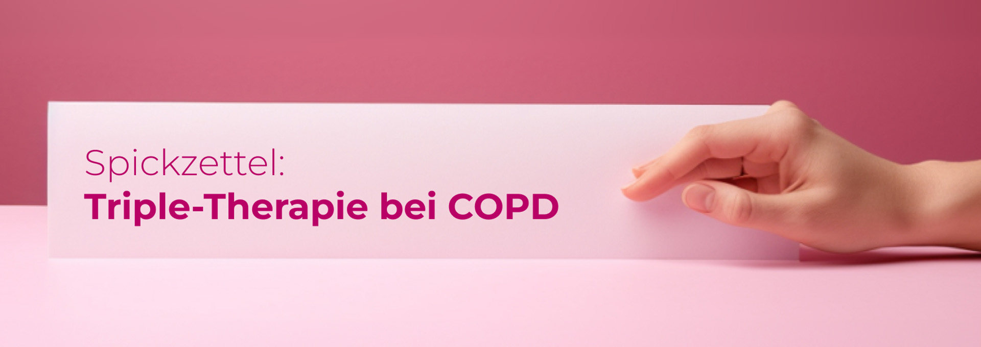 Eine Hand hält eine Karte, auf der "Spickzettel: Triple-Therapie bei COPD" in großen, auffälligen Buchstaben steht. Der Hintergrund ist in verschiedenen Rosa- und Pinktönen gehalten, wodurch der Text und die Hand deutlich hervorgehoben werden.