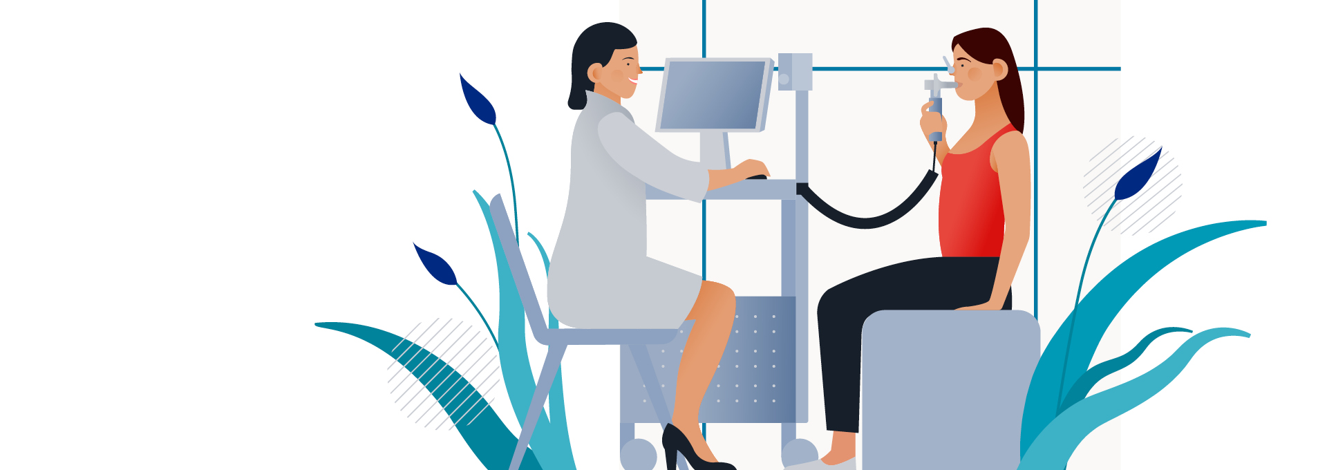 Eine Ärztin sitzt an einem Computer und beobachtet eine Patientin, die ein Atemmessgerät vor dem Mund hält. Die Patientin führt einen Lungenfunktionstest durch. Beide sitzen sich in einem Untersuchungsraum gegenüber
